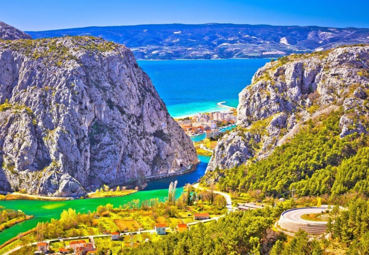 Central Alley Omiš Eksteriør bilde