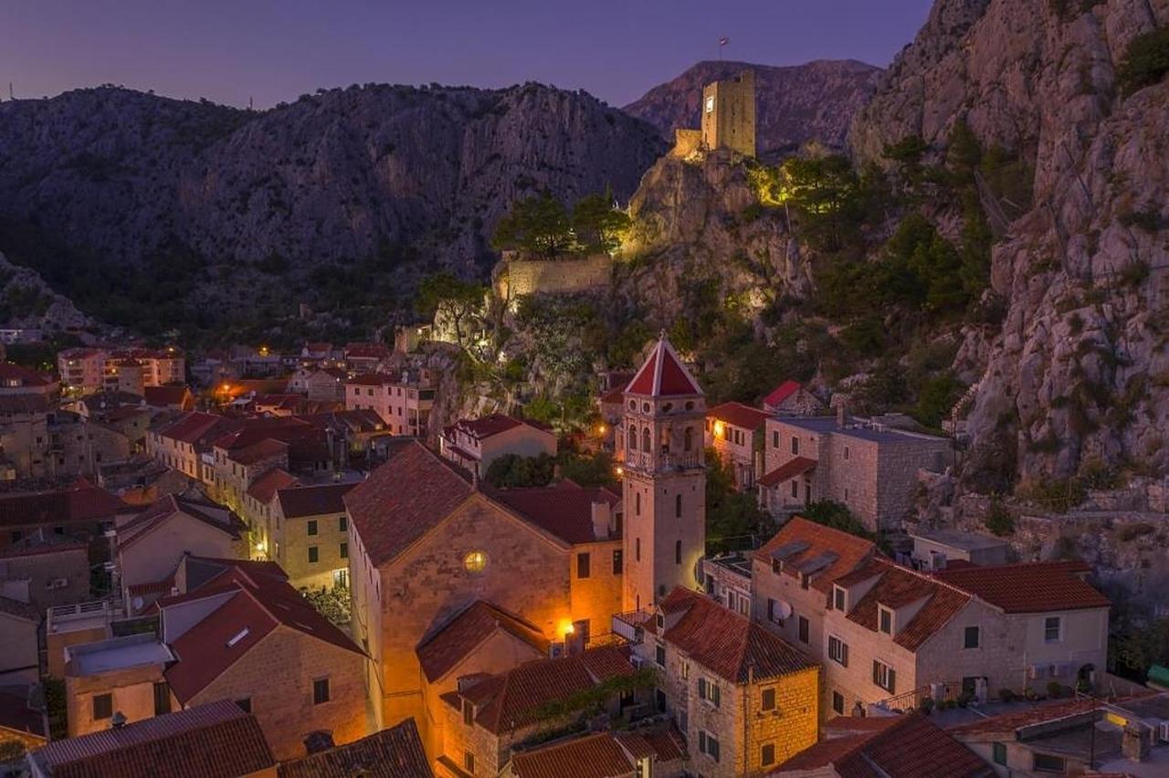 Central Alley Omiš Eksteriør bilde